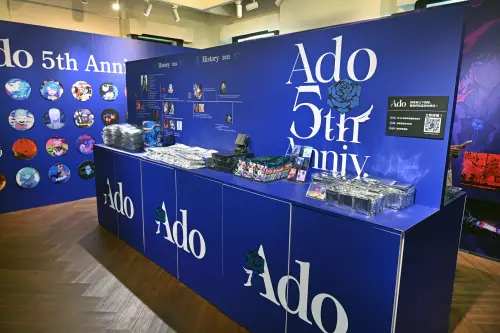 ▲Ado台北快閃店，眾多精緻週邊商品，還有專屬台灣的吊飾、精緻別針和壓克力卡套。（圖／環球音樂）