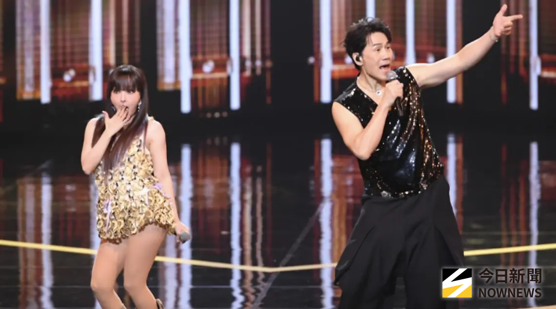 ▲愛紗（左）、羅時豐（右）於第60屆金鐘獎節目類頒獎典禮合體表演，貼身嗨跳夯曲〈喇舌〉，火辣程度逼人，讓台下尖叫聲連連。（圖／NOWNEWS攝影中心）
