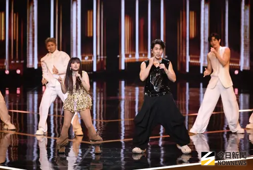 ▲愛紗（左）、羅時豐（右）嗨跳夯曲〈喇舌〉，火辣程度逼人，讓台下尖叫聲連連。（圖／NOWNEWS攝影中心）