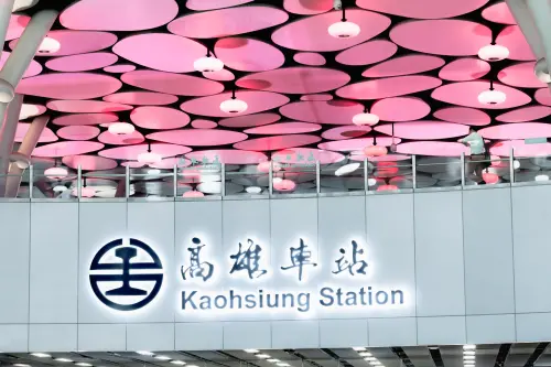 ▲ 新高雄車站廣場的雲朵天棚，為BP演唱會染上粉紅色。（圖／高市府提供）