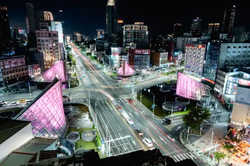 ▲ 捷運美麗島站點上粉紅燈光，更添誘人光彩。（圖／高市府提供）