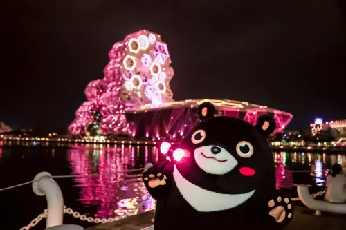 ▲ 高雄熊到高雄流行音樂中心追星。（圖／高市府提供）