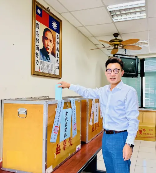 ▲立法院副院長江啟臣一早便到豐原區黨部投票。（圖／江啟臣服務處提供，2025.10.18）