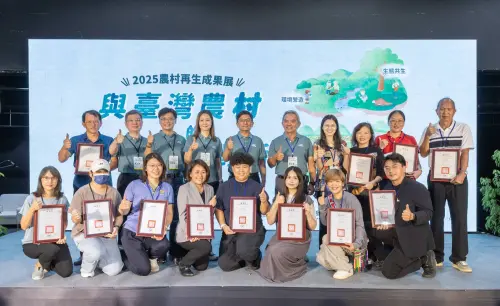 ▲農村水保署舉行金牌農村聯盟成立授旗，以及績優綠照員感謝狀頒發，象徵政府與地方攜手推動農村永續發展。（圖／主辦單位提供）