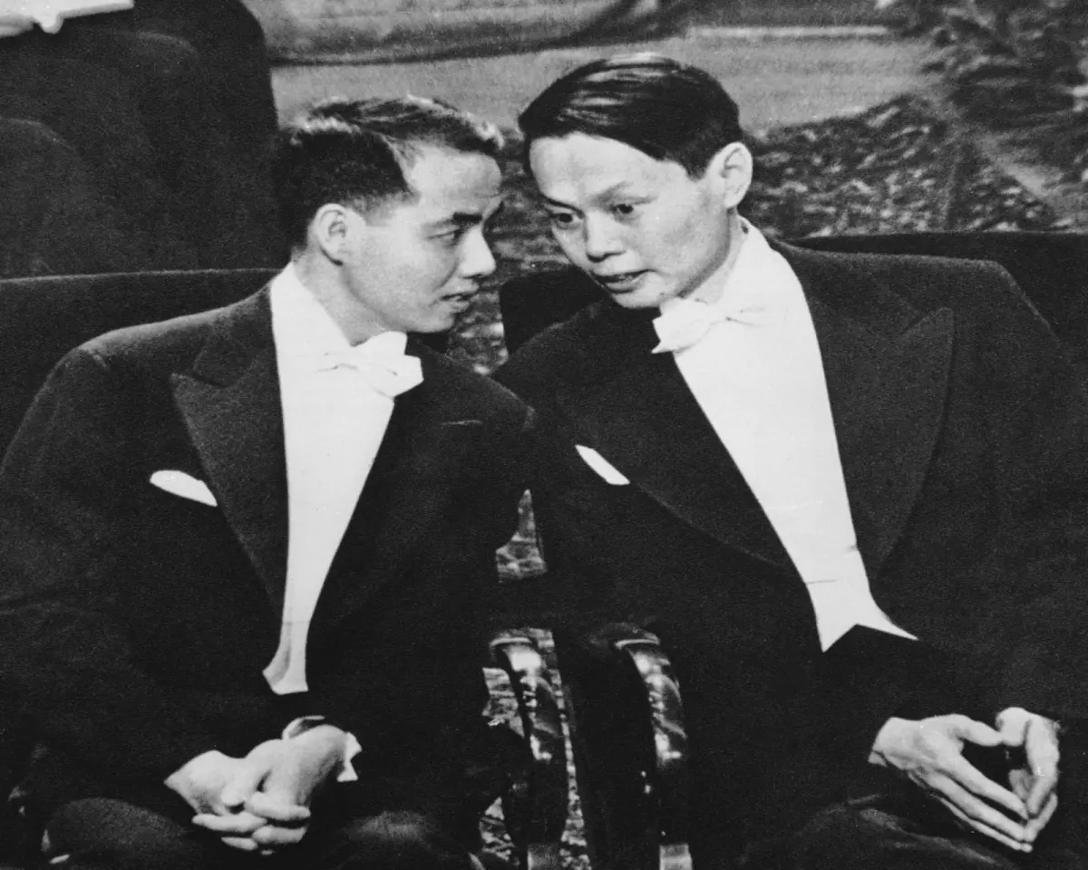 ▲1957年12月10日，瑞典斯德哥爾摩，當年度一同獲得物理學獎的楊振寧（右）和李政道。（圖／翻攝自澎湃新聞）