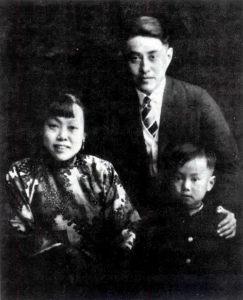 ▲楊振寧與父母攝於1929年。（圖／翻攝自澎湃新聞）