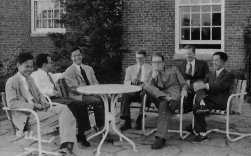 ▲1952年，楊振寧與一眾物理學家攝於普林斯頓高等研究院，這裡是世界著名的理論研究中心。（圖／翻攝自澎湃新聞）