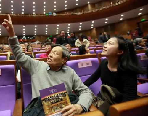 ▲2012年4月8日，楊振寧與翁帆出席北京清華大學、新清華學堂啟用儀式。（圖／翻攝自澎湃新聞）