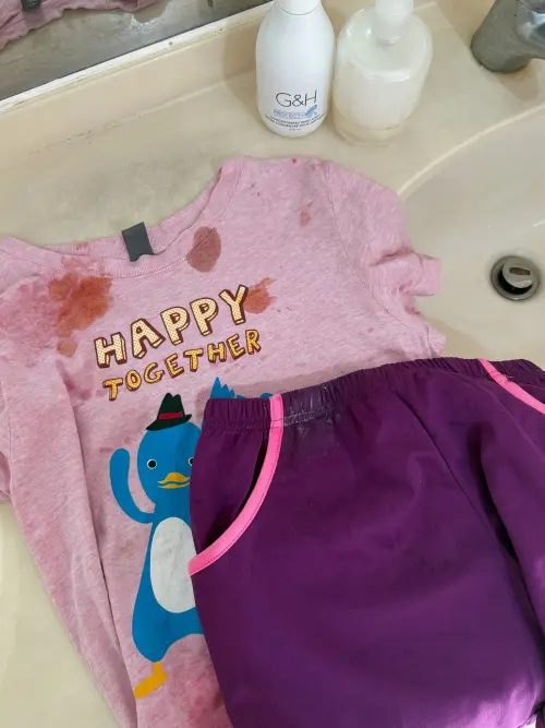 ▲網友分享洗衣噴霧實測，只要在髒污處噴一下再丟洗衣機，小孩髒衣服洗得超乾淨。（圖／我愛全聯- 好物老實說臉書）