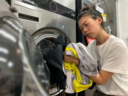 ▲使用洗衣機清潔防水材質衣褲，容易引發機體劇烈震動，造成損傷或意。（示意圖／486團購提供）