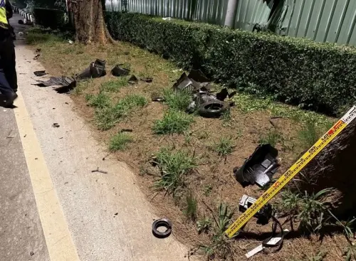 ▲ 17日金門52歲張男酒駕BMW撞3車致翁姓女騎士死亡，事故現場遺留散落的機車零件，可見當時撞擊力道有多大。（圖／翻攝畫面）