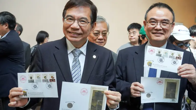 ▲中華郵政公司與故宮攜手合作發行「國立故宮博物院100﹢院慶紀念郵票」。（圖／中華郵政公司提供）