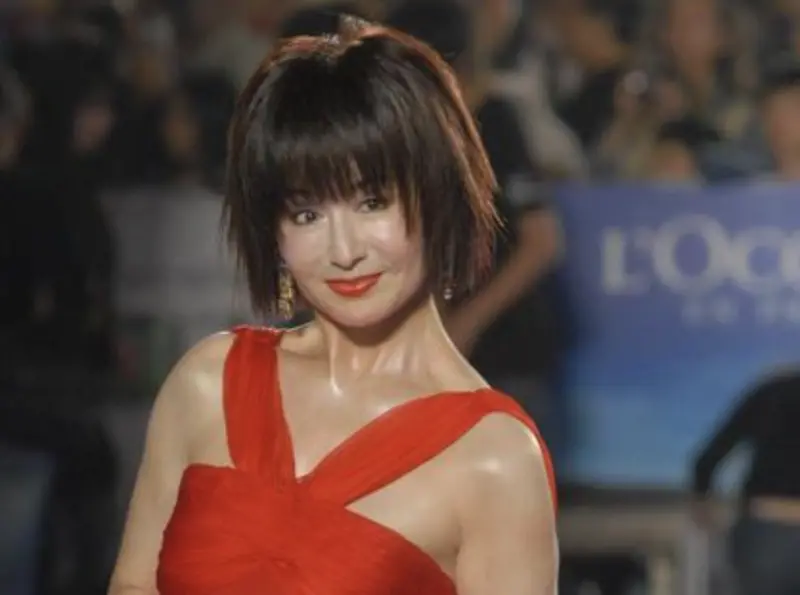 ▲潘迎紫（如圖）將擔任金鐘60頒獎人，頒發獎項保密，她在金鐘42時走紅毯，因一身紅禮服，讓主辦單位特別將紅毯換成藍毯，才能襯托她一身紅。（圖／翻攝自搜狐）