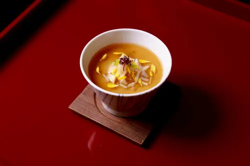 ▲「秋蟹山藥蒸」看起來漂亮，吃起來也是味美鮮甜。（圖／燈燈庵提供）