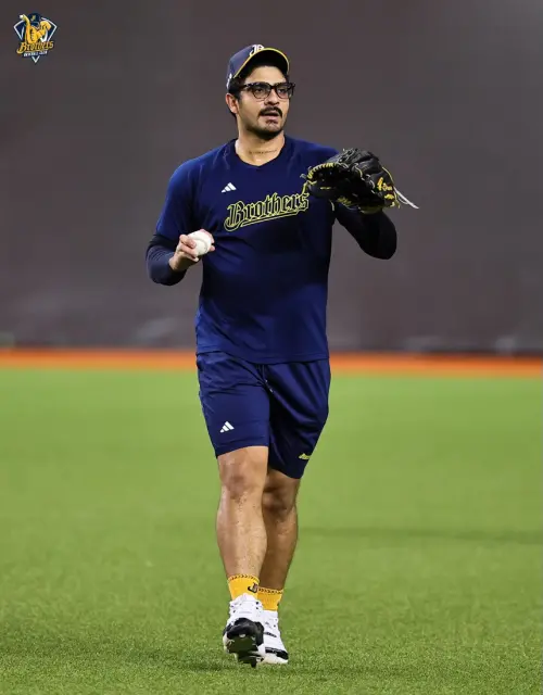 ▲中信兄弟王牌羅戈賽前進行簡單傳接球熱身，腳上依舊踩著神鞋AJ11「Concord」。（圖／中信兄弟提供）