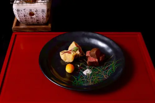 ▲「山茶花、紅梅/日本黑毛和牛菲力炭火燒」中的黑毛和牛，油脂細膩而帶著風雅韻味。（圖／燈燈庵提翁ㄍ）