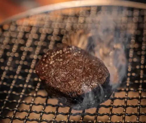 ▲Ukai Kaiseki懷石本季的黑毛和牛，有燒烤以及鍋物兩種吃法。（圖／然一酒店提供）