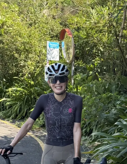 ▲賈永婕白天外出騎腳踏車，意外與「小S」的巧遇，真相揭曉後引起網友討論。（圖／摘自賈永婕的跑跳人生 Threads@janet_chia_）