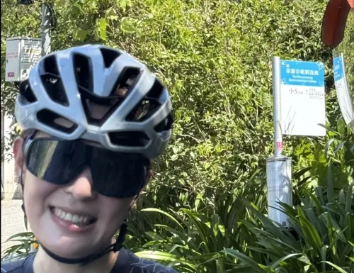 ▲賈永婕身後的站牌上字樣，網友發現是「小5」，但她堅稱是小S。（圖／摘自賈永婕的跑跳人 Threads@janet_chia_）