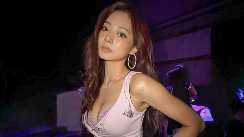 ▲TWICE成員周子瑜登上維多利亞的秘密時裝秀，以酒紅Bra造型驚豔全場，該款內衣只要千元就能入手，目前在多國都已售罄，被粉絲稱為「子瑜Bra」，網友力挺她是新一代「帶貨女王」。（圖／翻攝自子瑜IG@thinkaboutzu）