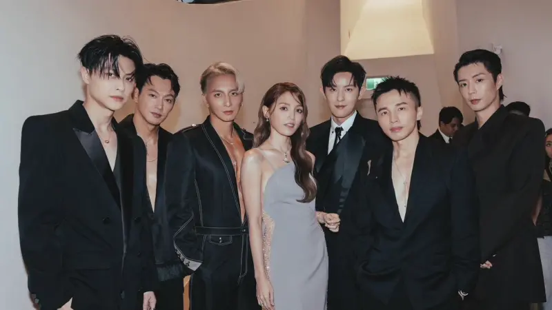 ▲楊奇煜（左三）金鐘紅毯造型以「黑色深V西裝式連身褲」為主軸，設計師將正式西裝概念轉化為連身褲結構，大膽打破男星紅毯「只能穿西裝」的慣例，兼具紳士氣度與前衛時尚感。（圖／楊奇煜提供）