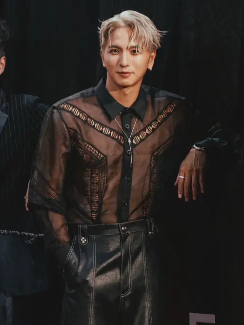 ▲楊奇煜首套紅毯造型以「幾何蕾絲拼接烏干紗」打造層次感，上身的透視襯衫靈感來自歐洲貴族男士常見的蕾絲服飾，搭配皮革寬褲營造低調奢華氛圍。（圖／楊奇煜提供）