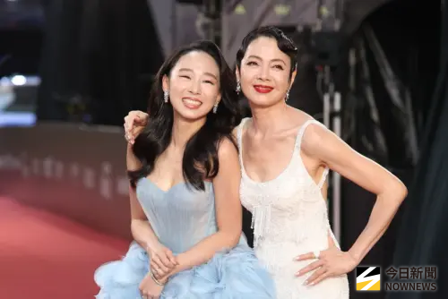 ▲柯淑勤（右）和女兒杜蕾一起走上金鐘紅毯，不過在走紅毯前發生小插曲，柯淑勤的鞋帶斷掉。（圖／NOWNEWS攝影中心）