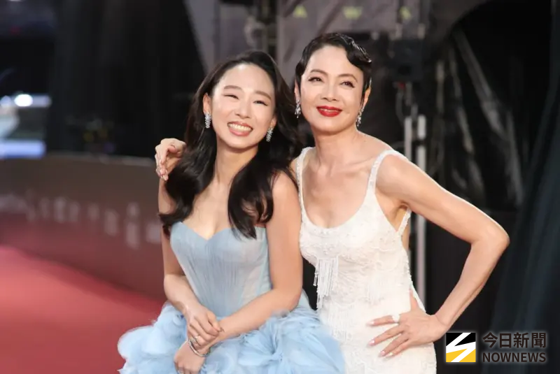 ▲柯淑勤（右）女兒杜蕾（左）日前獲得金鐘獎「最具潛力新人獎」，台上霸氣喊話要媽媽清獎盃，果然幾天後，杜蕾真的PO出要媽媽清獎盃的影片，還被媽媽反嗆：「最好可以拿3個」。（圖／NOWNEWS攝影中心）