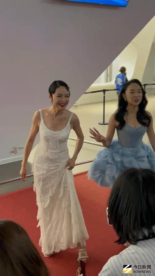 ▲柯淑勤（左）的鞋帶斷掉。（圖／記者李欣容攝）