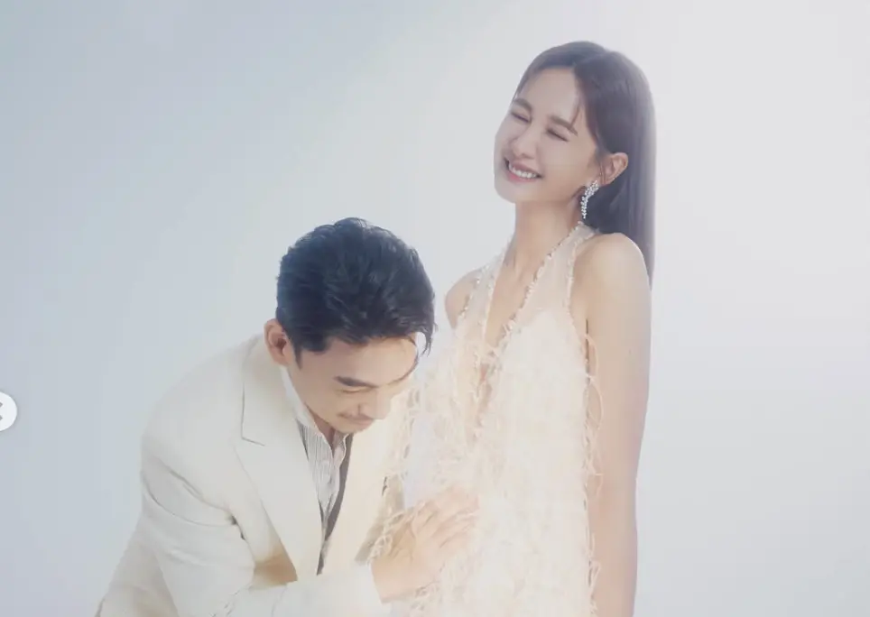 安心亞不藏了！阿Ken彎腰甜摸肚 她浪漫對視誇：最有才華的你