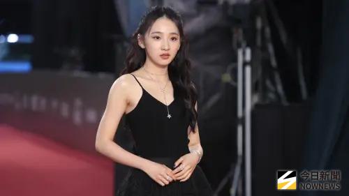 金鐘獎／李沐氣場全開登紅毯！鏤空禮服仙氣爆棚　笑稱來開同學會
