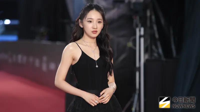 金鐘獎／李沐氣場全開登紅毯！鏤空禮服仙氣爆棚　笑稱來開同學會