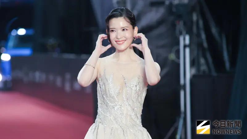 金鐘獎／正妹睦媄香檳透視禮服驚豔紅毯！甜美氣質被PTT封台版IU