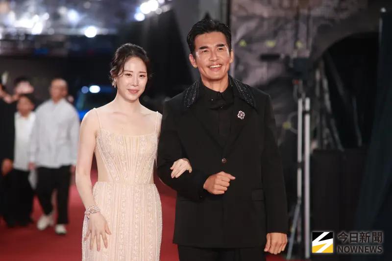 ▲金鐘60今（18）日晚間舉辦戲劇類頒獎典禮，演員楊一展（右）與蔡亘晏（左）一起走紅毯，蔡亘晏側身鏤空禮服超吸睛，楊一展帶了姊姊留給他的吊飾作為幸運小物。（圖／NOWNEWS攝影中心）