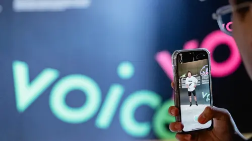 ▲展覽入口處，便請到了高雄出身的綜藝天王豬哥亮，運用AI及AR技術，讓豬哥亮能再次現身在大家面前，身穿高雄設計節主題T恤為民眾揭開展覽序幕。（圖／高市府文化局提供）