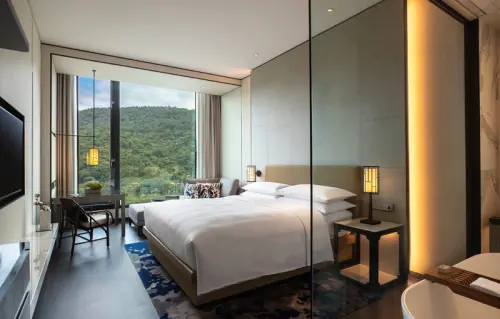 ▲「尊貴山景客房平日雙人住宿券」包含豐盛自助百匯早餐，優惠價僅 5,599 元，相較原價 28,586 元，等同 2 折即可入住。（圖／台北士林萬麗提供）