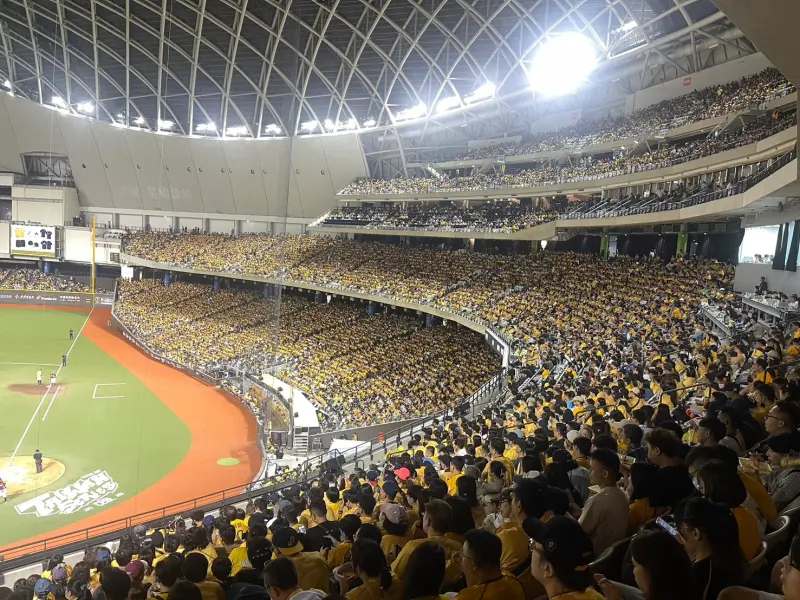 ▲台灣大賽昨（18）日在台北大巨蛋開打，中信兄弟首戰遭樂天桃猿完封，不料場外火氣也延燒至看台。多名樂天球迷在社群平台發文指控，賽後在外野應援區遭兄弟球迷惡意潑灑啤酒波及。（圖／記者林子翔攝）