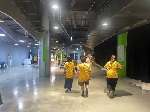 ▲球迷皆有默契地穿上兄弟球團現場發放的「決勝・榮耀」黃金球衣。（圖／記者林子翔攝）