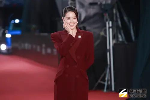 金鐘直擊／林予晞開高衩戰袍氣質優雅！全身包緊緊獨露白皙左腿
