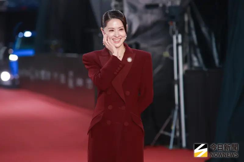 金鐘直擊／林予晞開高衩戰袍氣質優雅！全身包緊緊獨露白皙左腿