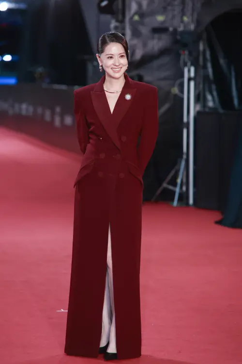 ▲林予晞（如圖）今晚於金鐘星光大道的戰袍，是以酒紅色為基調，微露白皙美腿，十分美豔。（圖／Nownews攝影中心攝影）