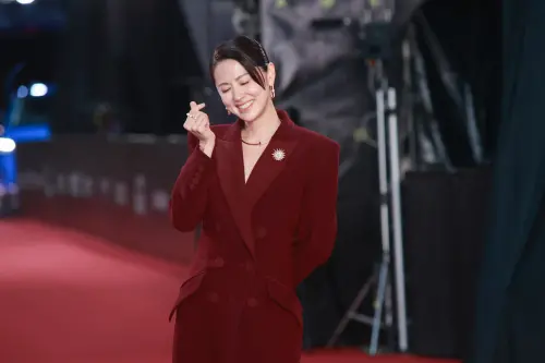 ▲林予晞（如圖）戴了金色胸針和金色耳環，祈求好運。（圖／Nownews攝影中心攝影）