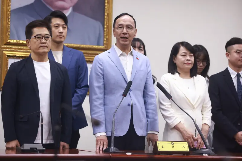 ▲即將交棒的國民黨主席朱立倫現身黨中央，呼籲黨主席選後還是要團結。（圖／葉政勳攝，2025.10.18）