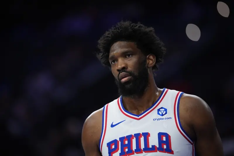 ▲歷經超過八個月的休養期，費城76人球星恩比德（Joel Embiid）終於重返球場！在今（18）日舉行的季前賽最終戰中，在費城76人主場以126：110擊退明尼蘇達灰狼。（圖／美聯社／達志影像）