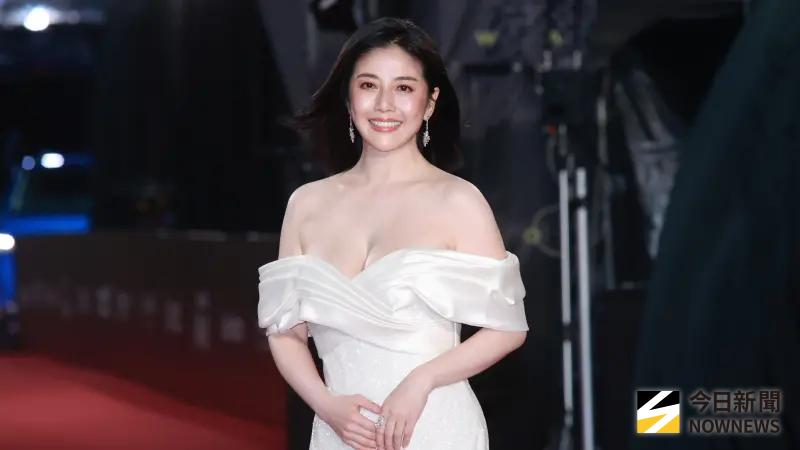 ▲45歲韓瑜久違亮相金鐘紅毯，身穿白色深V禮服氣質出眾，與柯叔元合體重現《阿榮與阿玉》默契，她抽籤抽中「大吉」，笑稱要把好運帶進典禮，全場掌聲不斷。（圖／NOWNEWS攝影中心）