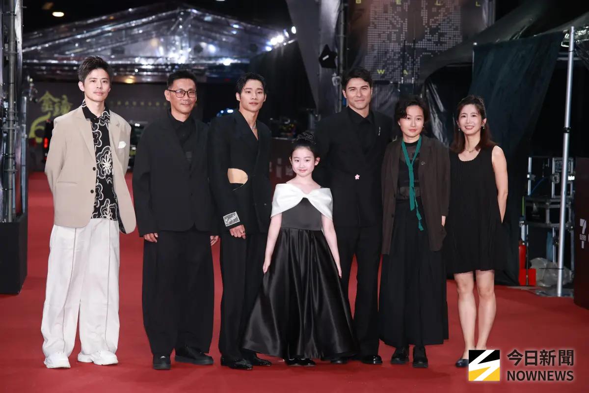 ▲鳳小岳（右3）黃冠智（左3）牽葉子綺（中）踏上金鐘獎紅毯，不過3人手牽手同框，竟被網友歪樓：「好像1家人」。（圖／NOWNEWS攝影中心）