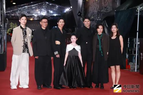 金鐘獎／鳳小岳黃冠智牽葉子綺登場！3人同框竟被歪樓：好像1家人
