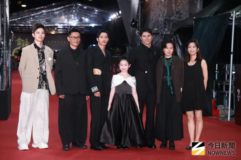 金鐘獎／鳳小岳黃冠智牽葉子綺登場！3人同框竟被歪樓：好像1家人