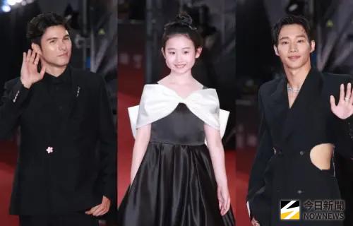 ▲金鐘獎／鳳小岳（左）黃冠智（右）牽葉子綺（中）登場！3人同框竟被歪樓：好像1家人。（圖／NOWNEWS攝影中心）