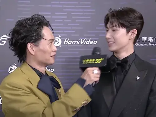 ▲平常都高人一等的黃鐙輝（左）碰到更高大的金雲（右），難得需要仰視。（圖／翻攝自金鐘獎YouTube）